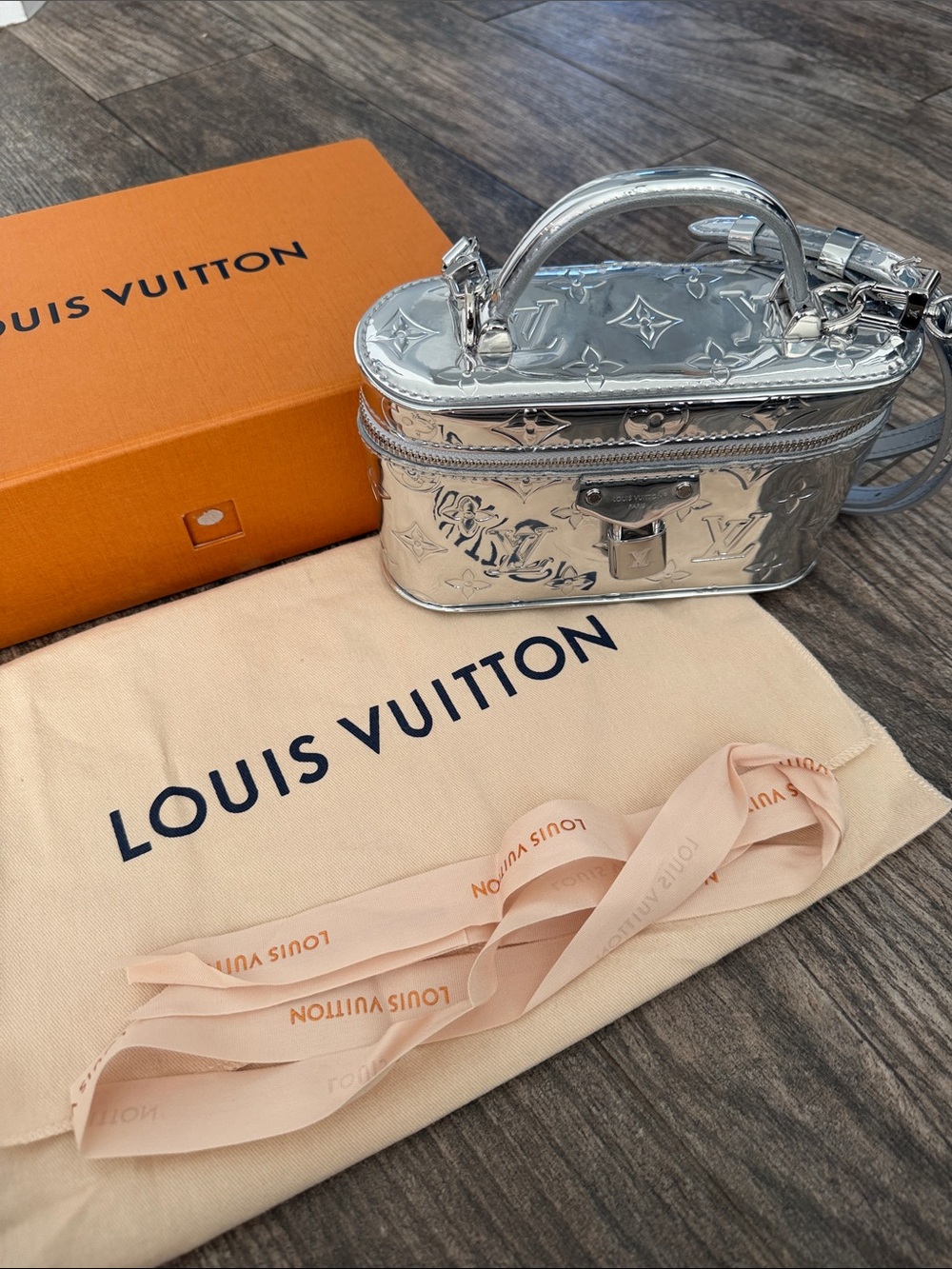 Louis Vuitton miroir Silver Monogram Patent Mini Vanity Bag